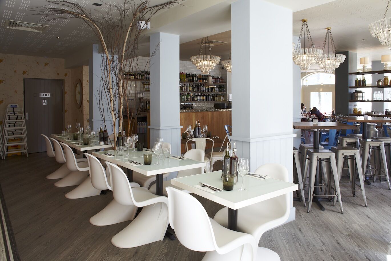 Zizzi Harrogate — feature bar and back-bar installation