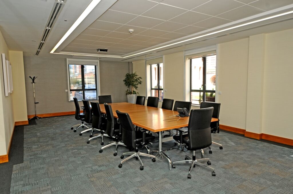 Investec Leeds — kitchen and staff welfare area joinery