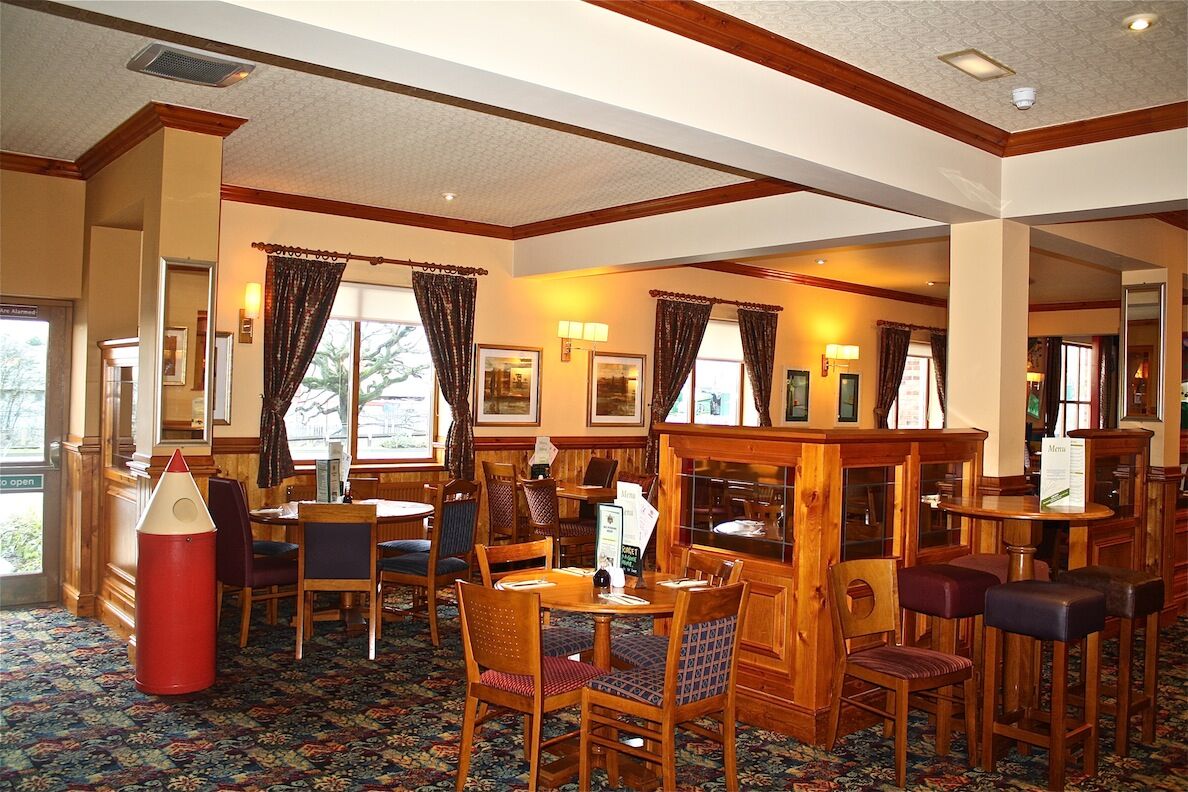 Cloverleaf Cramlington — family dining area and feature lighting